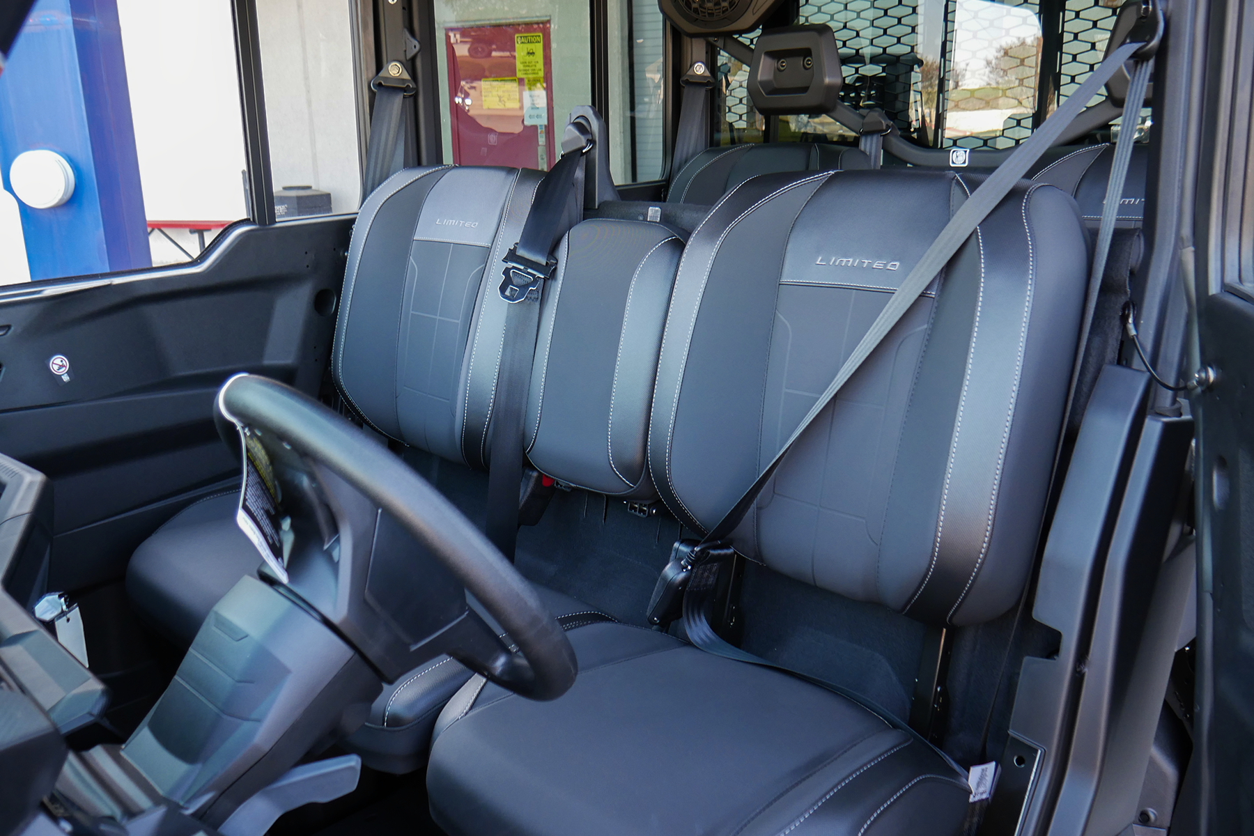 2027 Can-Am DEF XU MAX LIMITED 65 HD11 CAB UTV