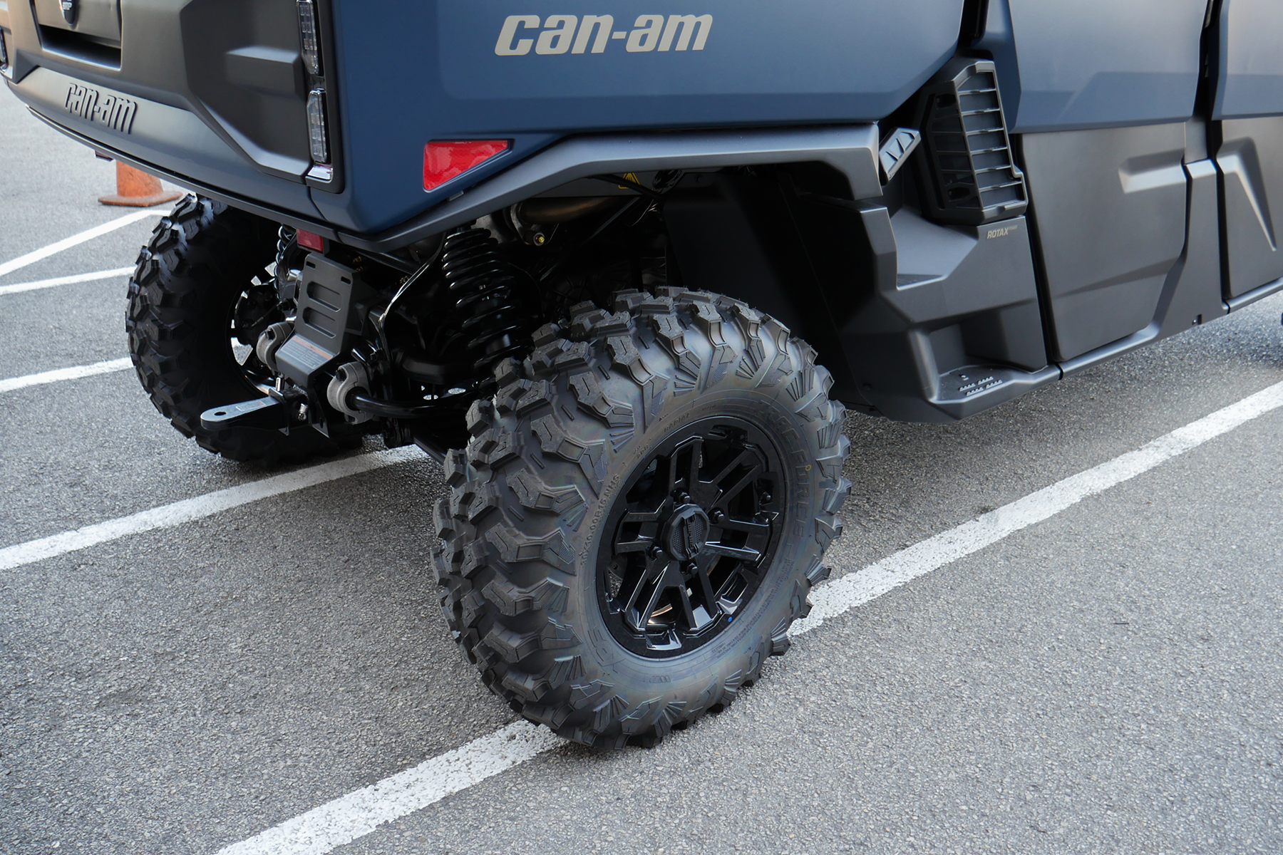 2027 Can-Am DEF XU MAX LIMITED 65 HD11 CAB UTV