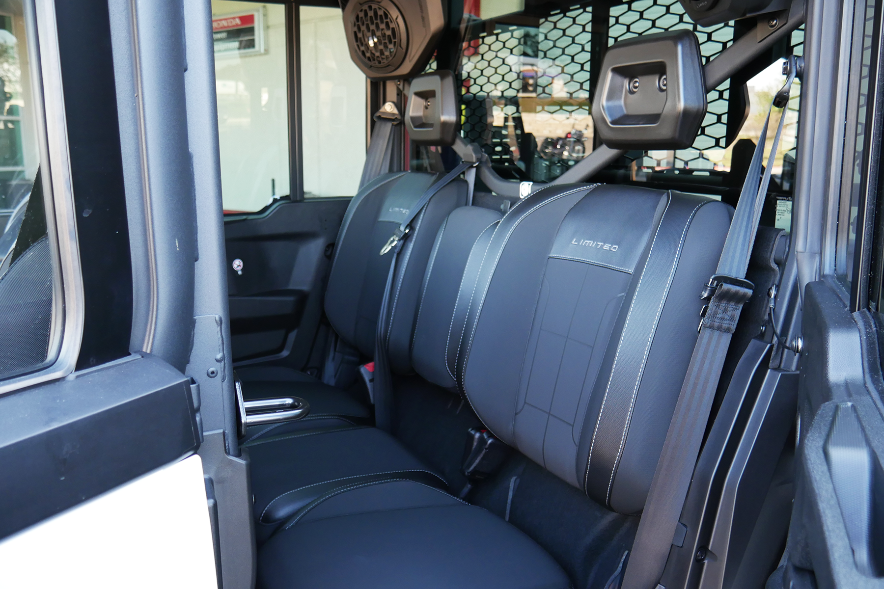 2027 Can-Am DEF XU MAX LIMITED 65 HD11 CAB UTV