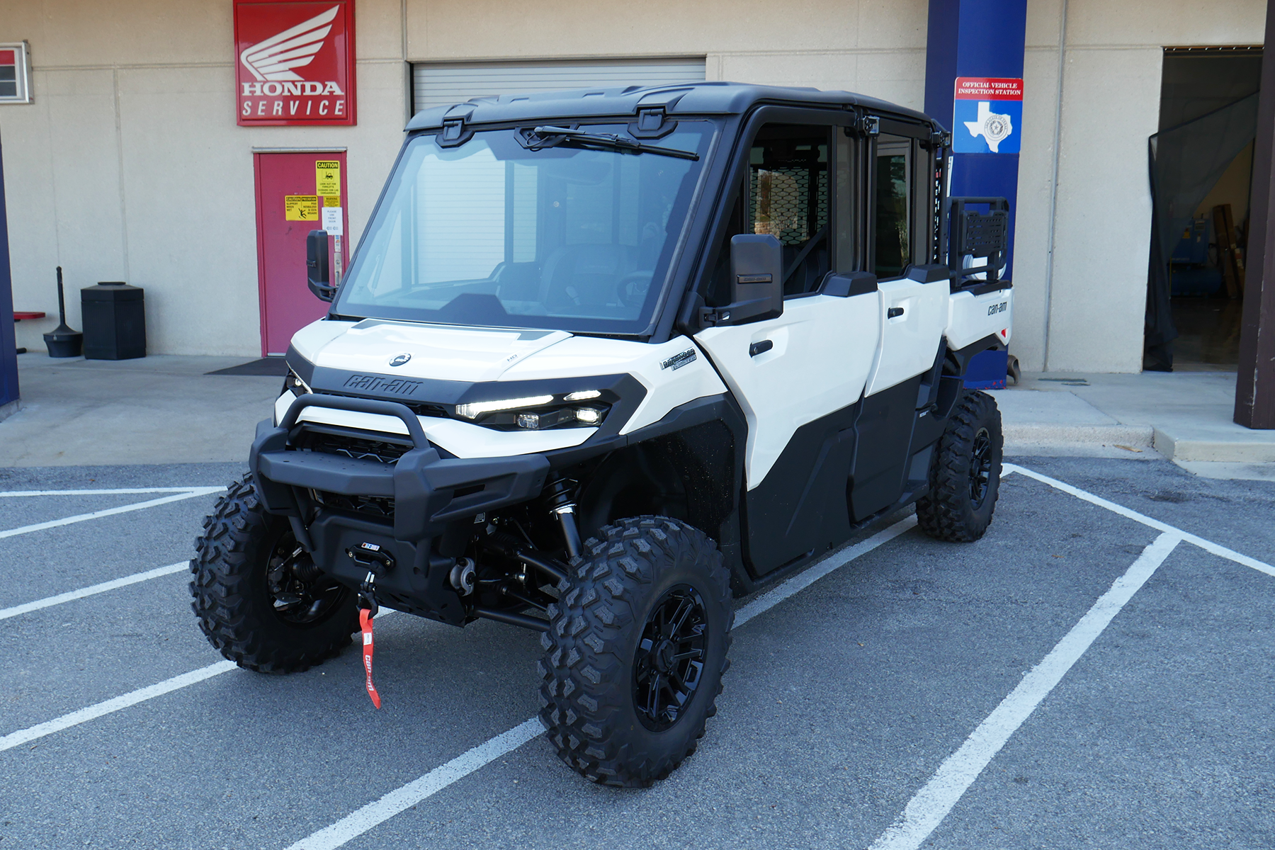 2027 Can-Am DEF XU MAX LIMITED 65 HD11 CAB UTV